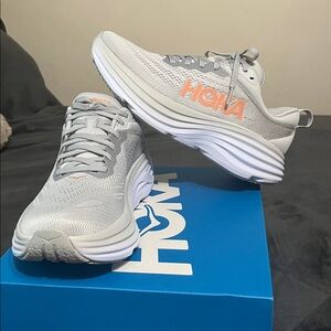 New never worn Hoka Women’s 7.5B Bondi 8 Sneakers Gray & Peach/Pink Hoka accents